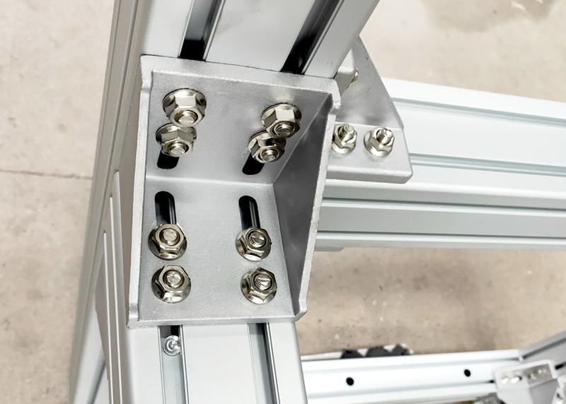 鋁合金型材在經過加工后主要都是用來安裝成鋁框架的，這樣的鋁框架在生活中已經到處可見了。像一些白板架、貨架、吸煙亭等等都是用鋁型材加工安裝的，非常美觀大方。本文我們要討論的是鋁型材連接方式對鋁型材報價的影響。