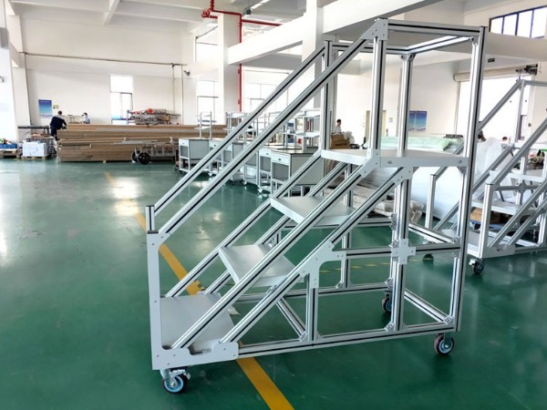 鋁合金<i style='color:red'>登高梯</i>用到哪些鋁型材連接件？